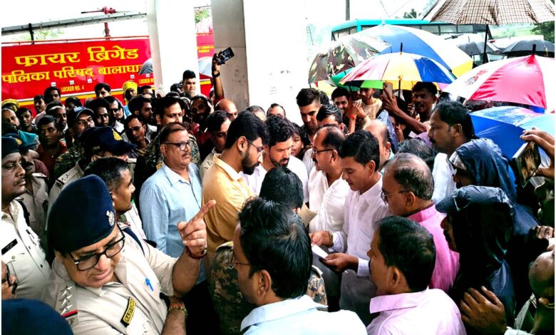 नगरवाड़ा रेलवे स्टेशन पर रेल सुविधा की मांग को लेकर जुटे ग्रामीण