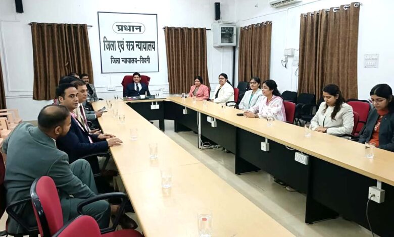 सिवनी में नेशनल लोक अदालत के दौरान न्यायाधीश एवं अधिवक्तागण