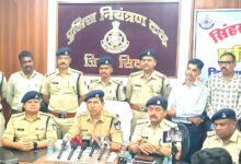 NH-44 लूटकांड का खुलासा करते सिवनी पुलिस अधिकारी और गिरफ्तार आरोपी
