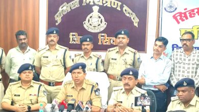 NH-44 लूटकांड का खुलासा करते सिवनी पुलिस अधिकारी और गिरफ्तार आरोपी
