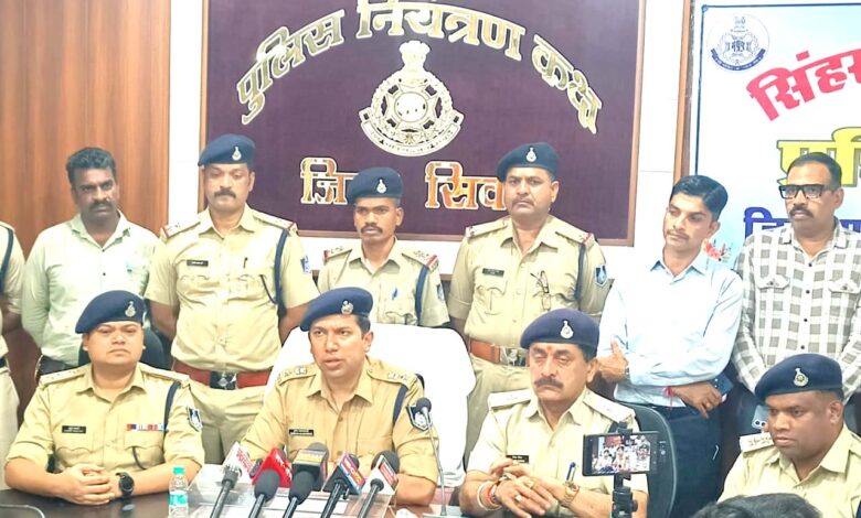 NH-44 लूटकांड का खुलासा करते सिवनी पुलिस अधिकारी और गिरफ्तार आरोपी