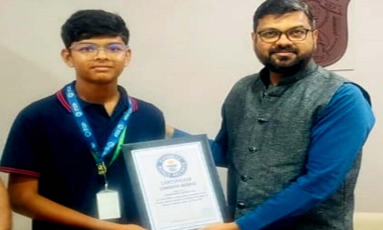 DPS छिंदवाड़ा के छात्र सानिध्य धुर्वे ने स्केटिंग में बनाया गिनीज वर्ल्ड रिकॉर्ड