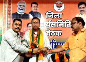 सिवनी में भाजपा की जिला कार्यशाला को संबोधित करते प्रदेश महामंत्री सुमेर सिंह सोलंकी