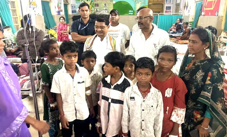 “सिवनी जिला अस्पताल में केक खाने के बाद भर्ती बच्चों के स्वास्थ्य की जानकारी लेते विधायक रजनीश सिंह ठाकुर”