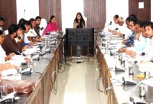 निर्माण कार्यों में देरी पर कलेक्टर नेहा मीना सख्त, लखनादौन के अधिकारियों को नोटिस के निर्देश | Dainik Yashonnati सिवनी कलेक्टर नेहा मीना निर्माण कार्यों की समीक्षा बैठक में अधिकारियों को निर्देश देते हुए”