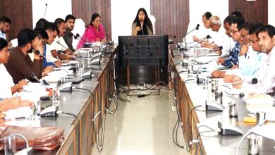 निर्माण कार्यों में देरी पर कलेक्टर नेहा मीना सख्त, लखनादौन के अधिकारियों को नोटिस के निर्देश | Dainik Yashonnati सिवनी कलेक्टर नेहा मीना निर्माण कार्यों की समीक्षा बैठक में अधिकारियों को निर्देश देते हुए”