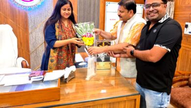 सिवनी में फसल क्षति और किसानों की राहत को लेकर कलेक्टर नेहा मीना से चर्चा करते प्रदीप राय