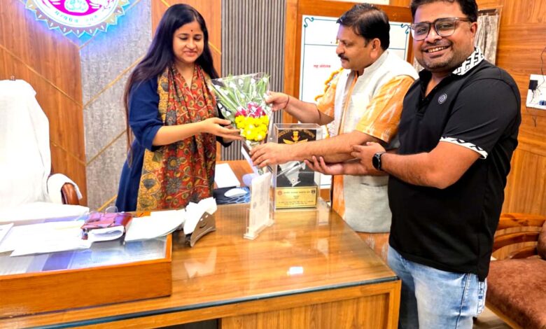 सिवनी में फसल क्षति और किसानों की राहत को लेकर कलेक्टर नेहा मीना से चर्चा करते प्रदीप राय