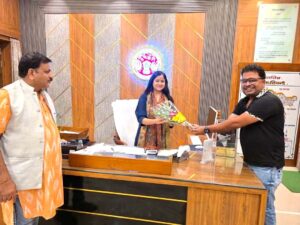 सिवनी में फसल क्षति और किसानों की राहत को लेकर कलेक्टर नेहा मीना से चर्चा करते प्रदीप राय