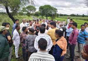 सिवनी में फसल नुकसान का जायजा लेते विधायक दिनेश राय मुनमुन