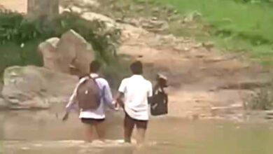 धनई नदी पर पुल निर्माण की मांग को लेकर चुनाव बहिष्कार का ऐलान करते ग्रामीण