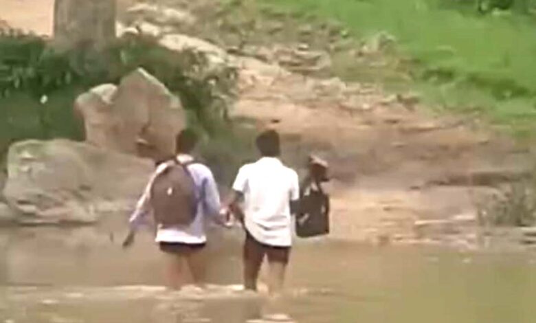 धनई नदी पर पुल निर्माण की मांग को लेकर चुनाव बहिष्कार का ऐलान करते ग्रामीण