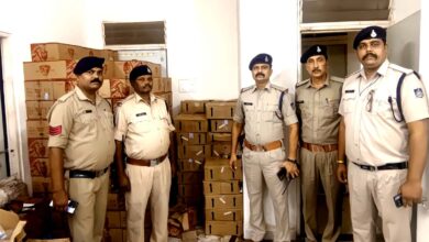 खंडहर मकान में शराब का जखीरा! 42 पेटी, 362 लीटर माल जब्त; 02 अक्टूबर से पहले कोतवाली पुलिस का बड़ा वार | Dainik Yashonnati सिवनी कोतवाली पुलिस ने 362 लीटर अवैध शराब जब्त की