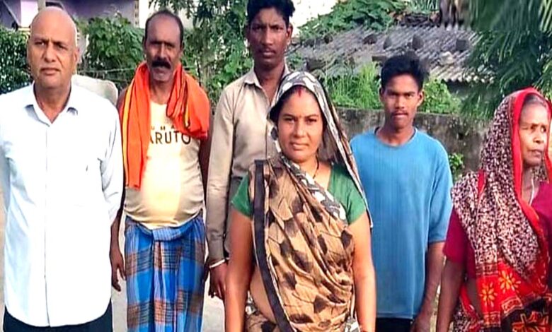 लोलीपार गांव का नाम बदलने की मांग को लेकर कलेक्टर से गुहार लगाते ग्रामीण