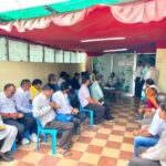 सिवनी में विधायक दिनेश राय मुनमुन की जनसुनवाई, जमुनिया-बिहीरिया मार्ग की स्वीकृति पर ग्रामीणों ने जताया आभार | Dainik Yashonnati सिवनी विधायक दिनेश राय मुनमुन जनसुनवाई में आमजन की समस्याएं सुनते हुए