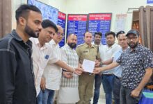सिवनी थाना प्रभारी को ज्ञापन सौंपते जिला कांग्रेस पदाधिकारी