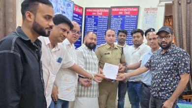 सिवनी थाना प्रभारी को ज्ञापन सौंपते जिला कांग्रेस पदाधिकारी