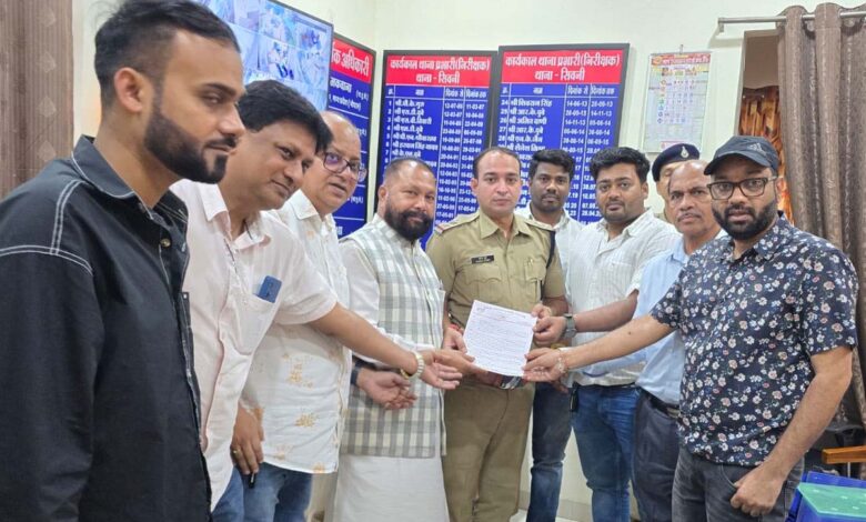 पत्रकार शमीम खान पर चाकू से हमले के मामले में कांग्रेस ने सौंपा ज्ञापन, सुरक्षा की मांग | Dainik Yashonnati सिवनी थाना प्रभारी को ज्ञापन सौंपते जिला कांग्रेस पदाधिकारी