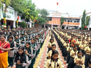 एक करोड़ से अधिक विद्यार्थियों ने एक समय, एक लय, एक स्वर में गाया वन्दे मातरम् | Dainik Yashonnati सिवनी में 1500 से अधिक विद्यार्थियों का सामूहिक वन्दे मातरम् गायन