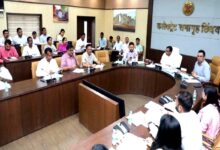 छिंदवाड़ा में सेवा मेरा योगदान अभियान की तैयारियों की समीक्षा करते कलेक्टर