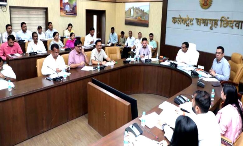 छिंदवाड़ा में सेवा मेरा योगदान अभियान की तैयारियों की समीक्षा करते कलेक्टर