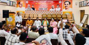 बालाघाट में सेवा संकल्प अभियान की पत्रकार वार्ता को संबोधित करतीं नीता पटेरिया
