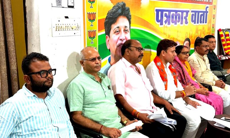 सिवनी में सेवा संकल्प अभियान की पत्रकार वार्ता को संबोधित करते भाजपा प्रदेश प्रवक्ता गौरव पारधी