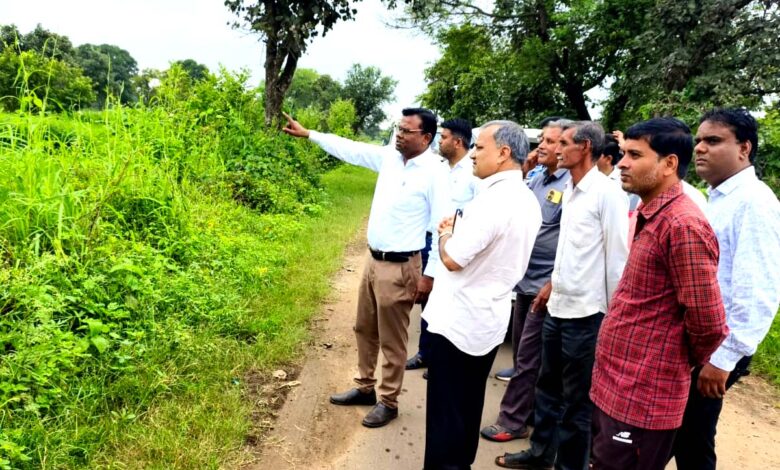 सिवनी में फसलों का निरीक्षण करते संचालक कृषि उमाशंकर भार्गव