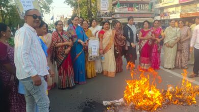 11 छात्राओं की शिकायत पर सिवनी में सियासी संग्राम, भाजपा महिला मोर्चा ने कांग्रेस सांसद का पुतला फूंका | Dainik Yashonnati सिवनी के गांधी चौक पर भाजपा महिला मोर्चा का विरोध प्रदर्शन और पुतला दहन