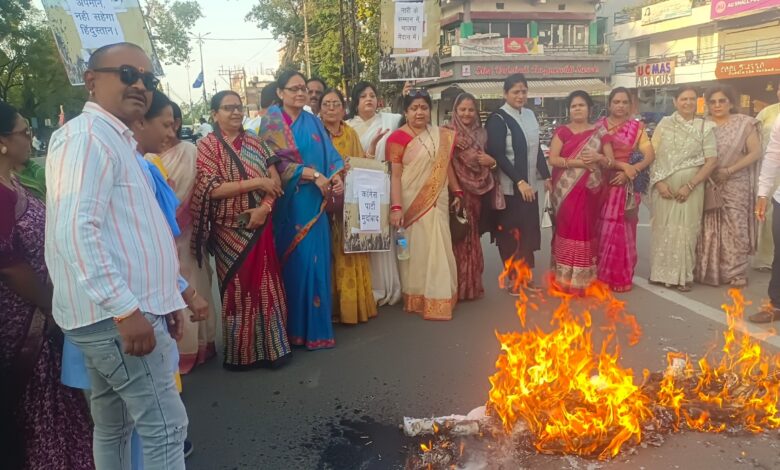 सिवनी के गांधी चौक पर भाजपा महिला मोर्चा का विरोध प्रदर्शन और पुतला दहन