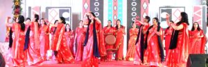 अग्रसेन जयंती समारोह में सांस्कृतिक प्रस्तुति देते महिला समूह