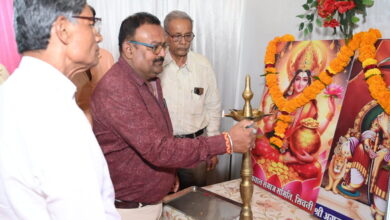 अग्रसेन जयंती समारोह में सांस्कृतिक प्रस्तुति देते महिला समूह