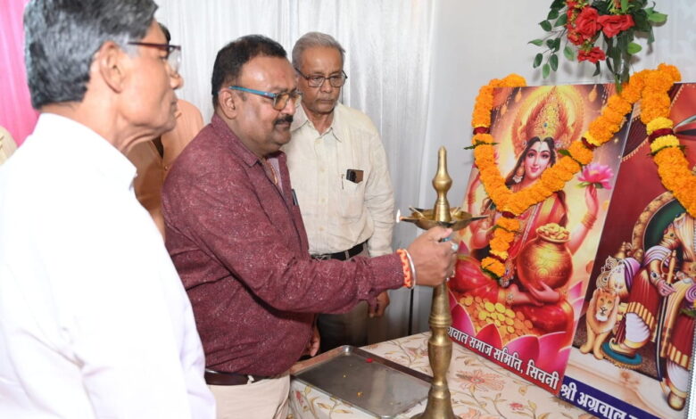 अग्रसेन जयंती समारोह में सांस्कृतिक प्रस्तुति देते महिला समूह
