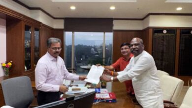 मुख्य सचिव अशोक वर्णवाल से धान पंजीयन की तारीख बढ़ाने पर चर्चा करते बरघाट विधायक कमल मर्सकोले