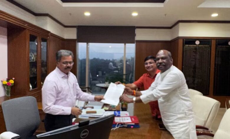मुख्य सचिव अशोक वर्णवाल से धान पंजीयन की तारीख बढ़ाने पर चर्चा करते बरघाट विधायक कमल मर्सकोले