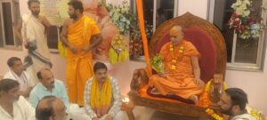 सिवनी के सीलादेही आश्रम में सत्संग के दौरान जगद्गुरु शंकराचार्य सदानंद सरस्वती जी महाराज