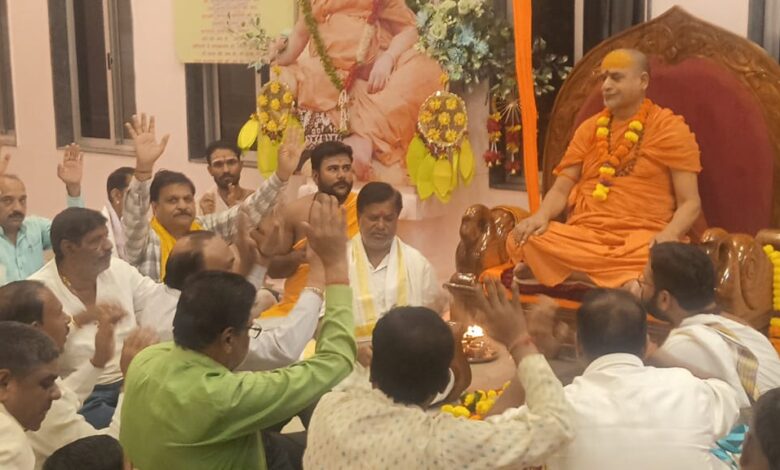 सिवनी के सीलादेही आश्रम में सत्संग के दौरान जगद्गुरु शंकराचार्य सदानंद सरस्वती जी महाराज