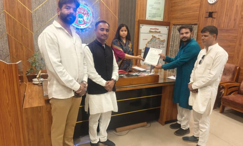 सिवनी में 32 वार्ड की मांग को लेकर कलेक्टर को ज्ञापन सौंपते भाजपा पदाधिकारी