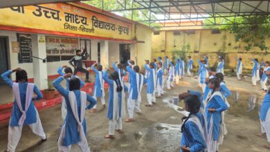 कुरई में अपराजिता अभियान के तहत आत्मरक्षा प्रशिक्षण लेतीं बालिकाएं