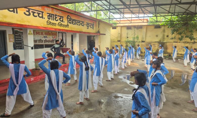 कुरई में अपराजिता अभियान के तहत आत्मरक्षा प्रशिक्षण लेतीं बालिकाएं