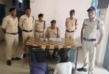घंसौर में चोरी का खुलासा करने वाली पुलिस टीम और गिरफ्तार आरोपी