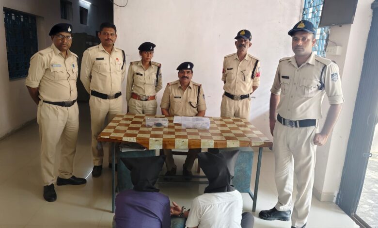 घंसौर में चोरी का खुलासा करने वाली पुलिस टीम और गिरफ्तार आरोपी