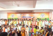 सिवनी में किसान मोर्चा की बैठक को संबोधित करतीं भाजपा जिलाध्यक्ष मीना बिसेन