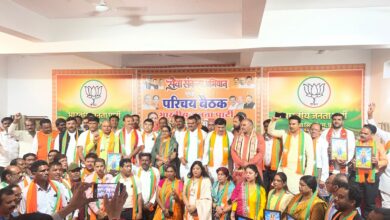 सिवनी में किसान मोर्चा की बैठक को संबोधित करतीं भाजपा जिलाध्यक्ष मीना बिसेन