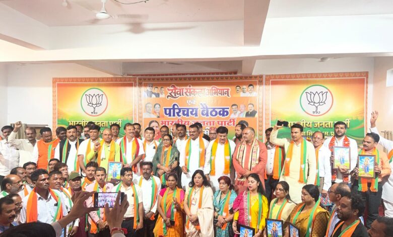 सिवनी में किसान मोर्चा की बैठक को संबोधित करतीं भाजपा जिलाध्यक्ष मीना बिसेन