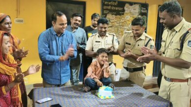 बरघाट थाने में 4 वर्षीय शिवांश का जन्मदिन मनाते पुलिसकर्मी
