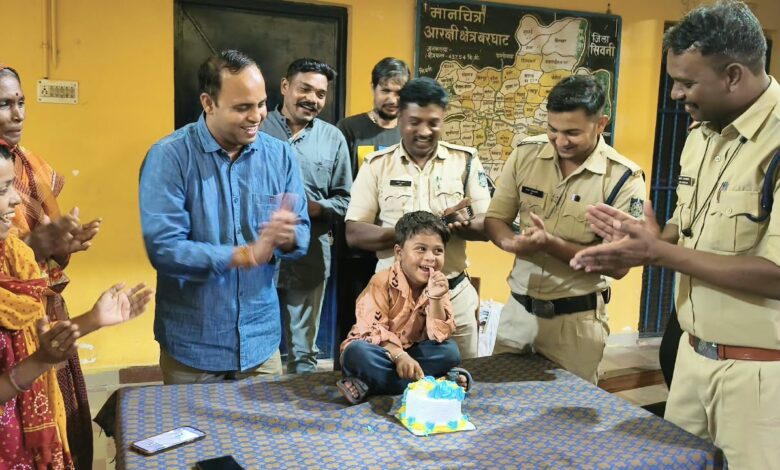 बरघाट थाने में 4 वर्षीय शिवांश का जन्मदिन मनाते पुलिसकर्मी
