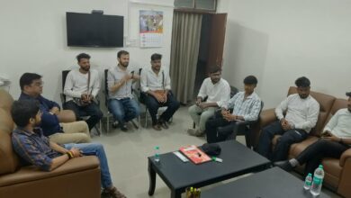 सिवनी में गरबा आयोजकों की बैठक में सुरक्षा नियमों की जानकारी देते पुलिस अधिकारी