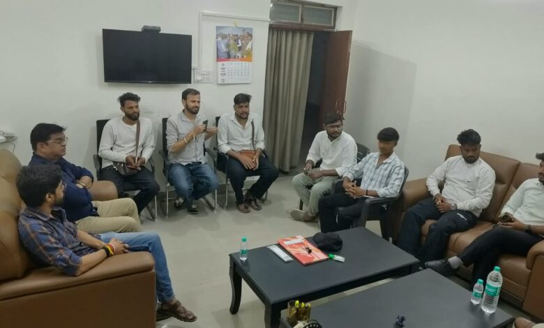 सिवनी में गरबा आयोजकों की बैठक में सुरक्षा नियमों की जानकारी देते पुलिस अधिकारी