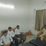 सिवनी में गरबा आयोजकों की बैठक में सुरक्षा नियमों की जानकारी देते पुलिस अधिकारी